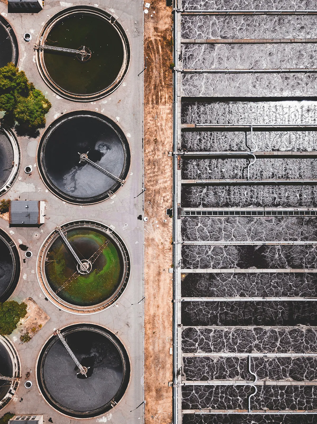 Vista aérea de una planta de tratamiento industrial